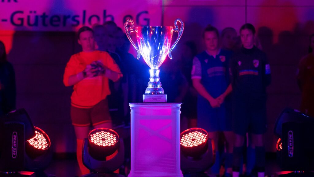 "Da ist das Ding!" - Der Siegerpokal des Gütersloher Hallenmasters. (Foto: Dennis Seelige / FSV Gütersloh 2009)