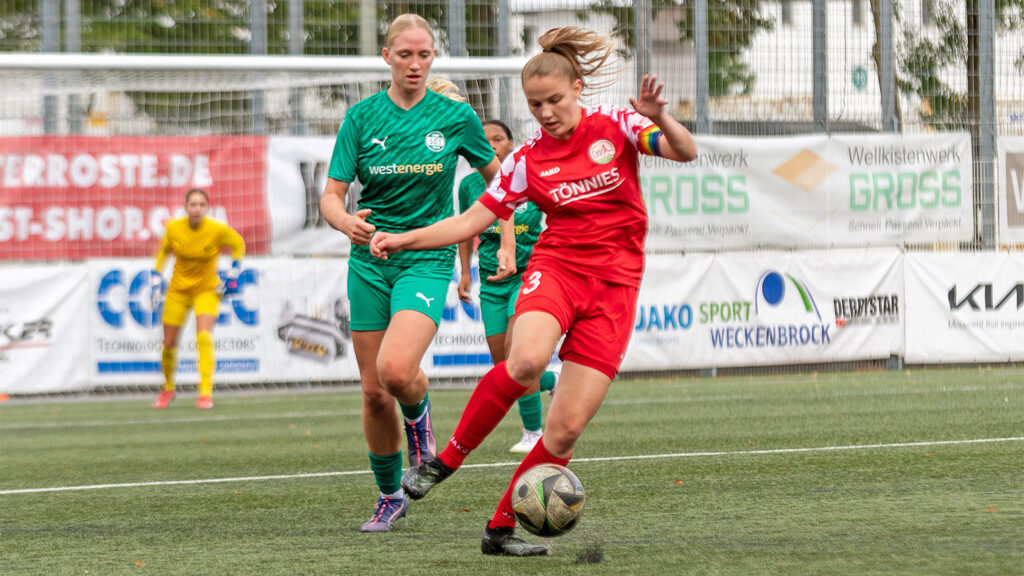 FSV-Kapitänin Elina Büttner im Regionalliga-Duell gegen U21 der SGS Essen. (Foto: Boris Kessler / FSV Gütersloh 2009)