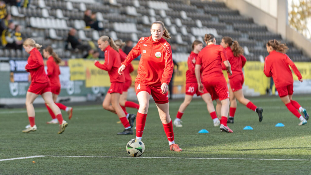Emma Bendix beim Warm-up. (Foto: Boris Kessler / FSV Gütersloh 2009)