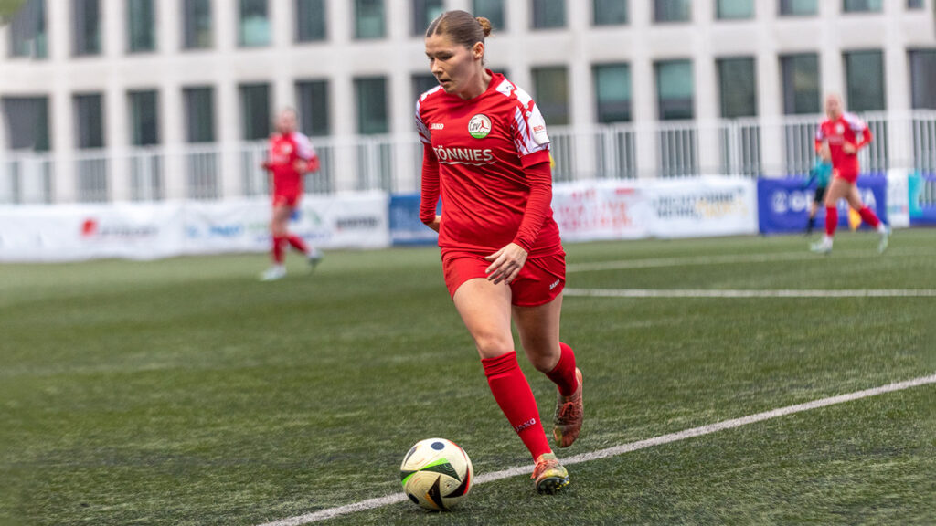 FSV-Angreiferin Pauline Berning (Foto: Boris Kessler / FSV Gütersloh 2009)