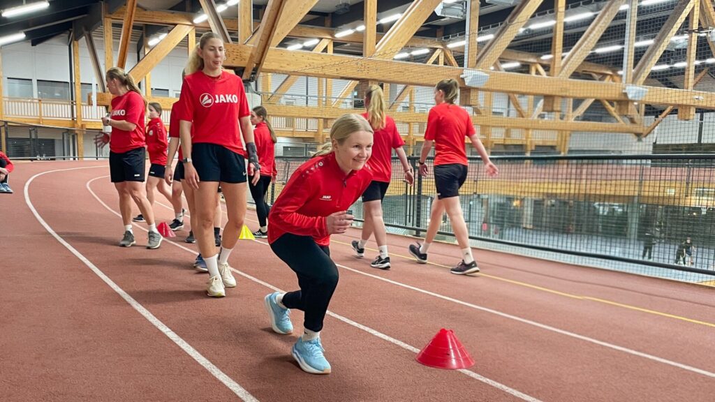 Trainingslager startet mit Sprint-Laufschule im Ahorn-Sportpark (Foto: Wolfgang Temme / FSV Gütersloh 2009)